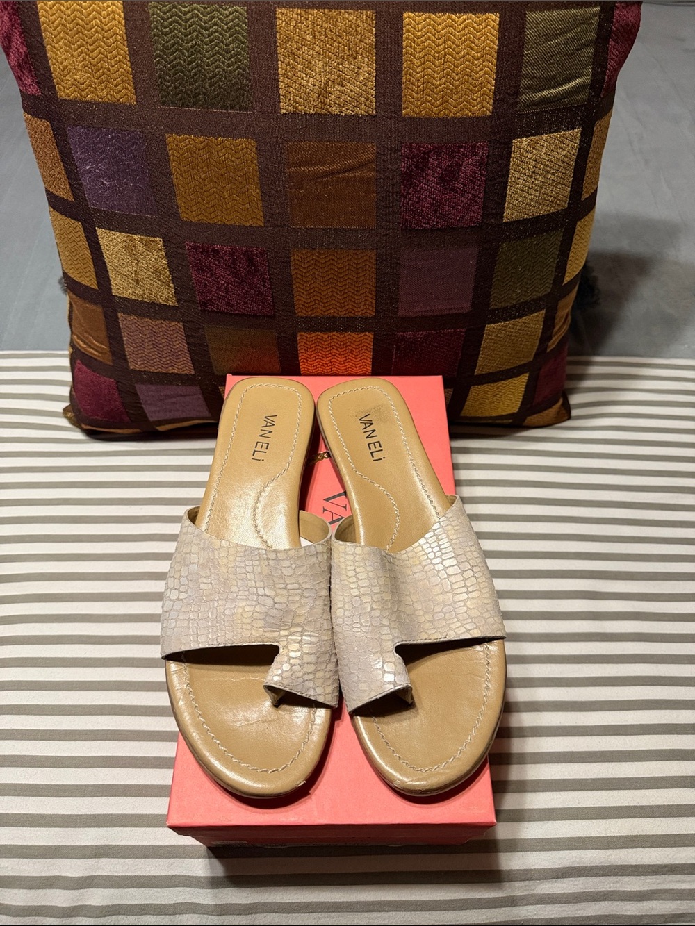 Tallis is the style name. Slides with toe loop. Very soft!!